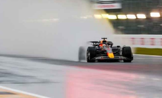 الفيا يعمل على حل لرذاذ المياه خلال سباقات الفورمولا 1