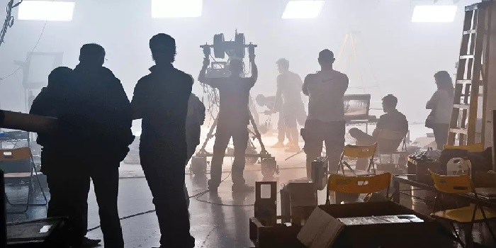 في ظروف غامضة.. ممثلة تنهي حياتها في موقع تصوير!