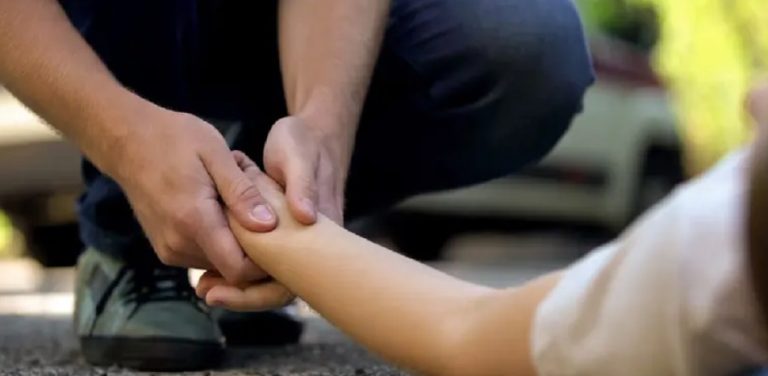 جريمة مروعة تقشعر لها الابدان… ذبح ابنه في الشارع وفرّ!