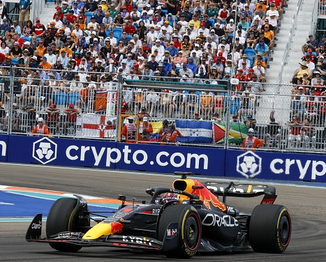 رئيس ريد بول: فيتيل أكثر عقلانية من فيرستابن