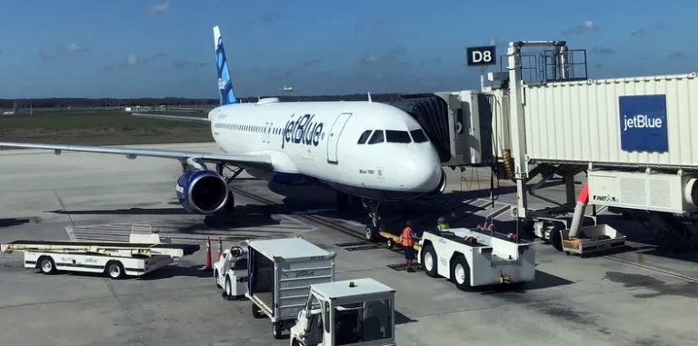 فوضى وإجلاء بمزلقة الطوارئ.. ذعر على طائرة بسبب “لابتوب” (فيديو)