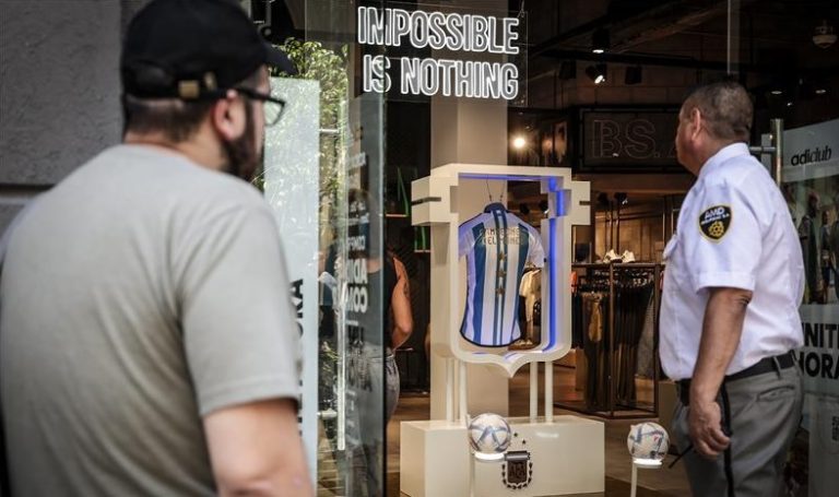 بدء بيع قميص الأرجنتين الجديد