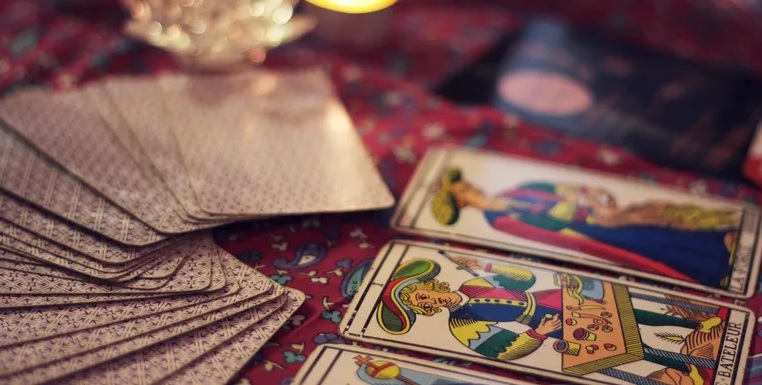 الاستقرار المزيف.. لهذا السبب يتعلق الناس بتنبؤات رأس السنة