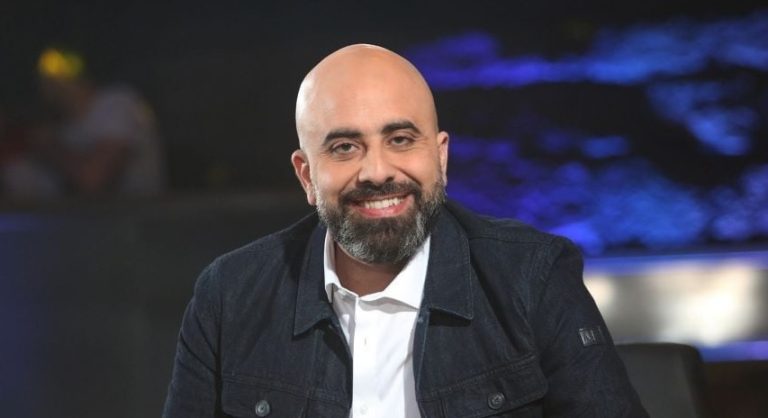 “كتير هالقد” ينطلق الليلة.. وهذا ضيف الحلقة الأولى (فيديو)