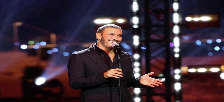 “حافية القدمين” تقتحم حفل كاظم الساهر لالتقاط سيلفي.. شاهد رد فعله!(فيديو)