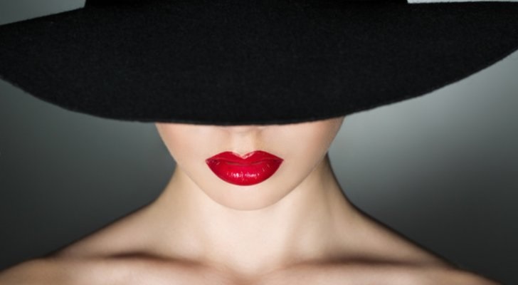 فنانة تتغزل بصورتها في المرآة بعد عملية التجميل: “أنا مهبولة”! (فيديو)