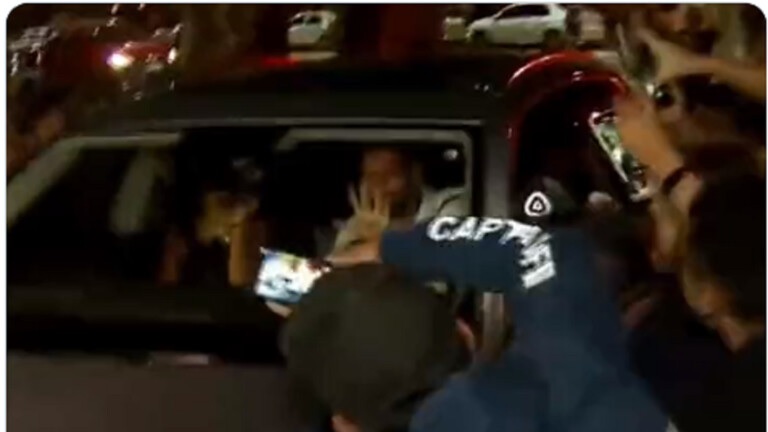 بالفيديو.. مشجعون يقطعون الطريق على ميسي ويطوقون سيارته