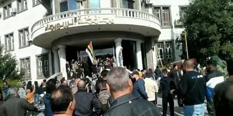 إقتحام مبنى محافظة السويداء.. غضب واطلاق نار كثيف (فيديو)