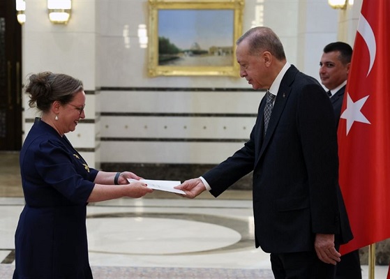 بعد توتر لـ4 سنوات.. أردوغان يتسلّم أوراق اعتماد سفيرة “إسرائيل”