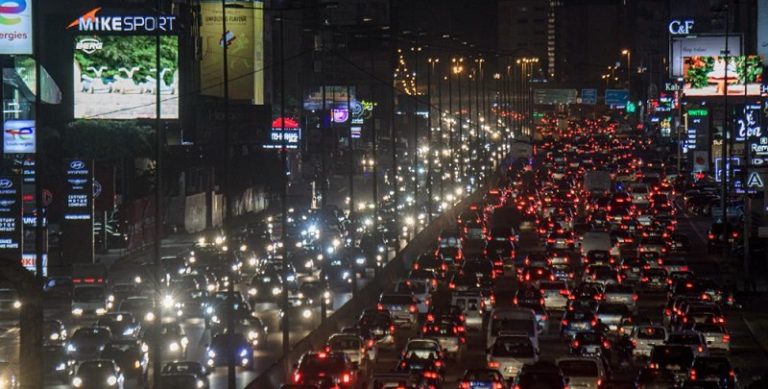 بالصور: “طوفان” سيارات عشية عيد رأس السنة