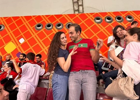 بالفيديو- لبناني يطلب الزواج من حبيبته على المدرجات المغربية