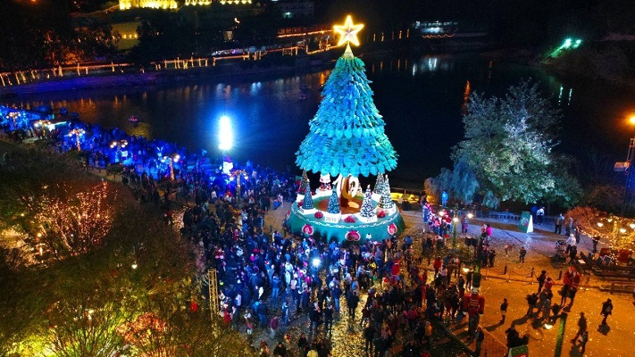 إضاءة شجرة الميلاد على ضفاف بحيرة بنشعي