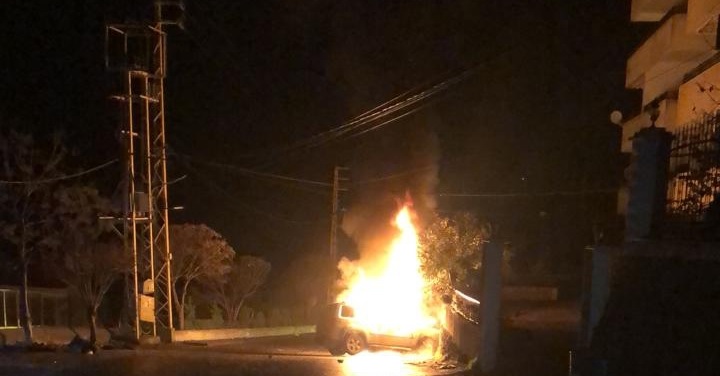 جرحى بإطلاق نار وإحراق سيارة في بقاعصفرين (فيديو)