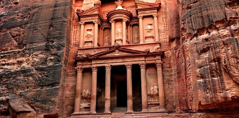 بالفيديو.. سيول تجتاح البتراء الأثرية في الأردن