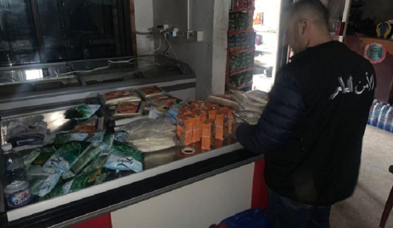 ضبط مواد غذائية غير محددة الصلاحية في الجنوب