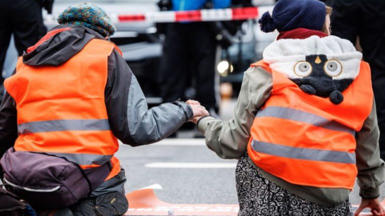 نُشطاء يلصقون أنفسهم في شوارع “ميونخ” إحتجاجاً