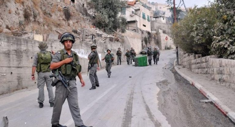 الإحتلال يعزل مجمعاً طبياً!