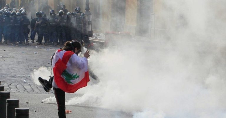 لمَ تهاجمون السياسيين؟