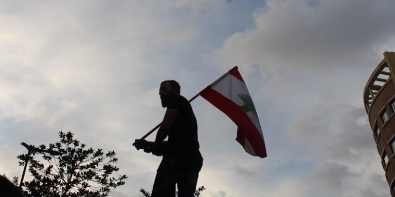 انها حلبة ملاكمة… من يقضي على الآخر بالضربة القاضية؟