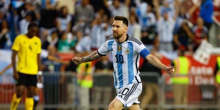 ميسي يصدم عالم كرة القدم بقرار جديد