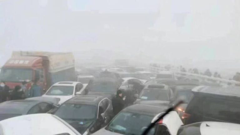 بالفيديو: اصطدام 200 سيارة في الصين بسبب الضباب