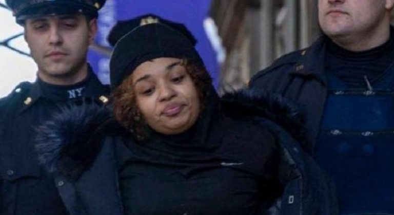 امرأة تسرق هدايا الميلاد.. بقبضة الأمن