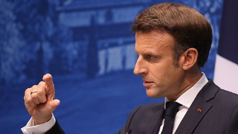 ماكرون للشباب الفرنسي.. قريبا “الواقي الذكري” مجانا