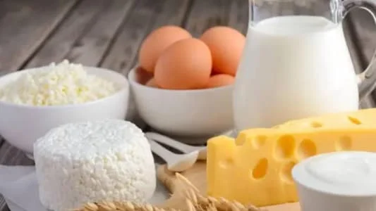 ضبط أغذية منتهية الصلاحية في سوبر ماركت