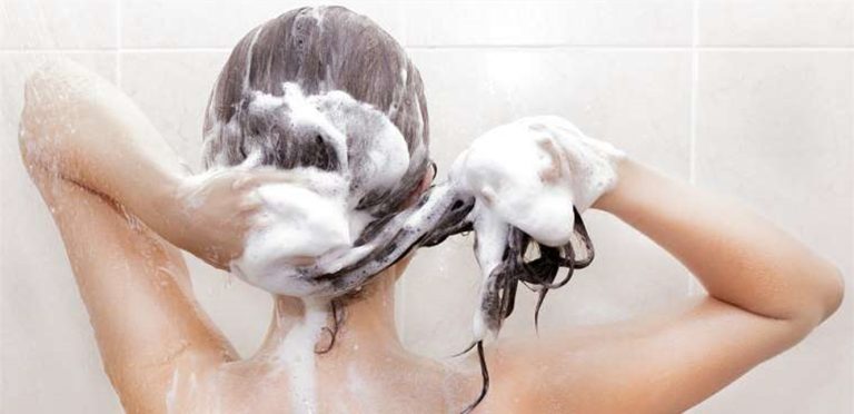 إلى السيدات.. متى يحين الوقت لغسل الشعر؟