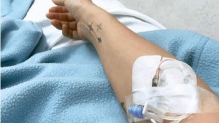 ممثلة لبنانية تدخل المستشفى.. “بكبر وبصير أحسن بمحبتكن”