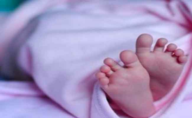 في طرابلس.. طفلة رضيعة مرمية على الطريق