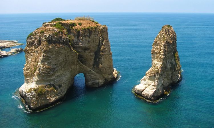 حاولت الإنتحار على صخرة الروشة.. وأنقذها الدفاع المدني