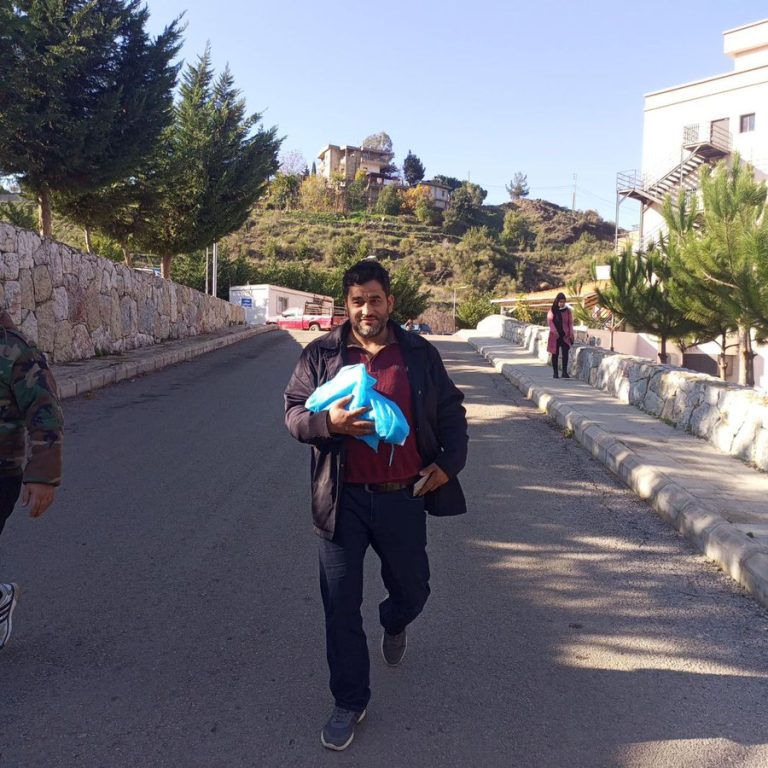 رفضت المستشفى تسليمه جثة إبنه الرضيع.. الأب يروي ما حصل (بالفيديو)