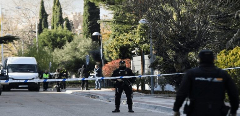 “طرود دموية” تحوي “أعين حيوانات” في سفارات أوكرانية!