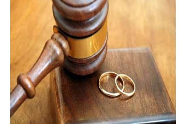 طلبت الطلاق من زوجها.. والسبب إرسال صورها عارية لأصدقائه