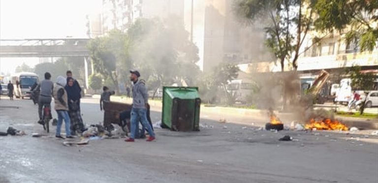 إمرأة وأطفال يقطعون الطريق في التبانة