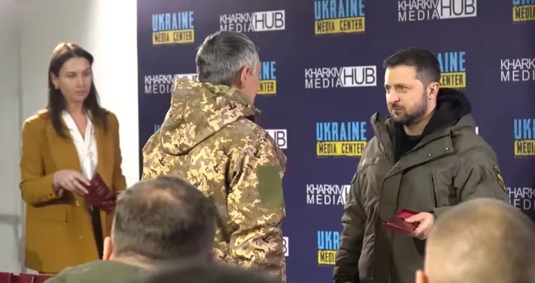 زيلينسكي بعد تفقد قواته: شعبنا سيتحرر