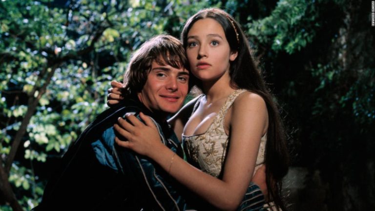 “روميو وجولييت” يرفعان دعوى ضد منتجي الفيلم.. والسبب مشهد ظهرا فيه “عاريين”