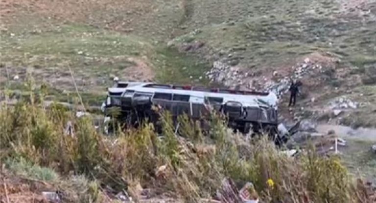 12 إصابة بانقلاب حافلة في نهر الأردن