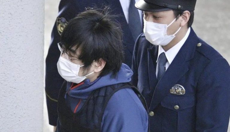 اتّهام المشتبه فيه باغتيال رئيس الوزراء السابق بالقتل وانتهاك قوانين الأسلحة في اليابان