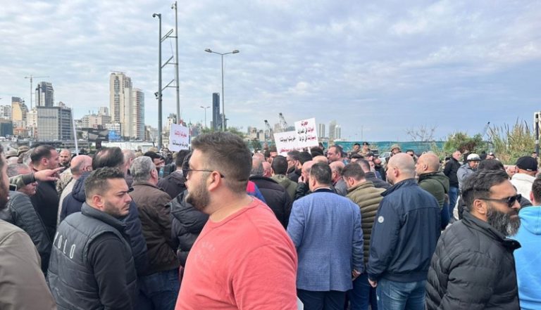 وقفة احتجاجية أمام مرفأ بيروت لمستوردي السيارات المستعملة وأصحاب المعارض