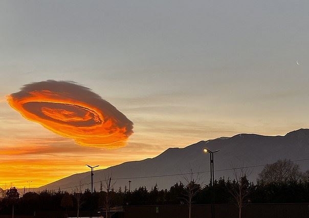 بالفيديو.. سحابة وردية عدسيّة تثير قلق السكان!