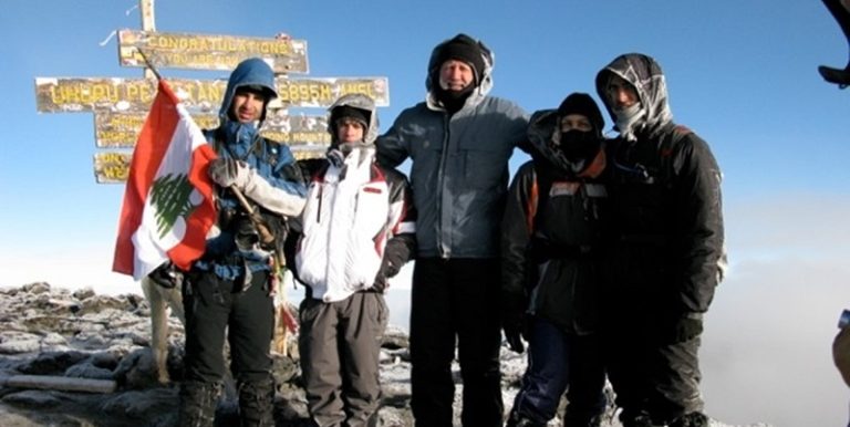 لبنانيتان ترفعان العلم فوق أعلى قمة بأفريقيا