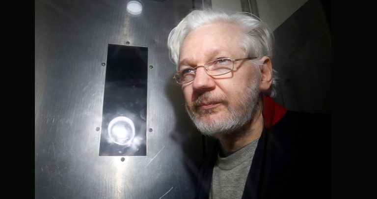 زوجة أسانج تكشف عن وضعه الصحي والنفسي بالسجن