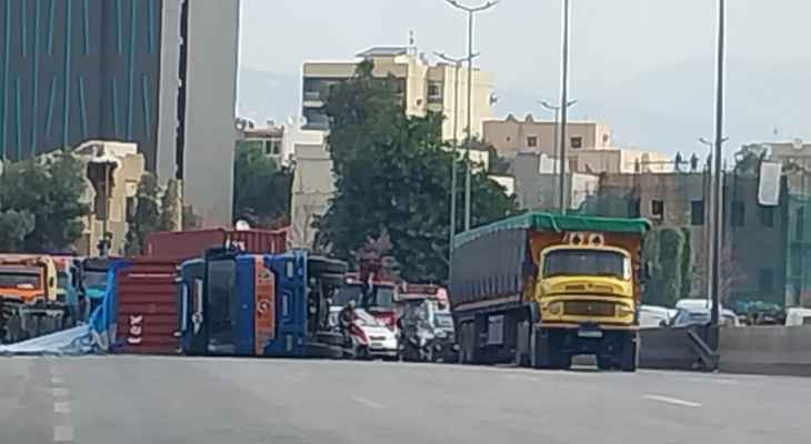 بالصور.. إنقلاب شاحنة على أوتستراد المرفأ باتجاه وسط بيروت