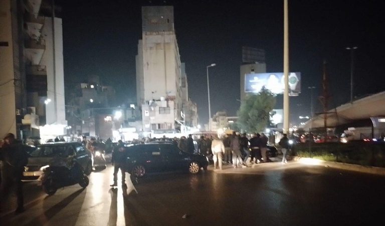 بالفيديو: قطع طرق في عدة مناطق احتجاجاً على ارتفاع الدولار