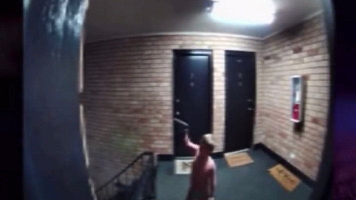 بالفيديو.. طفل يتجول بمسدس محشو ويسحب الزناد!