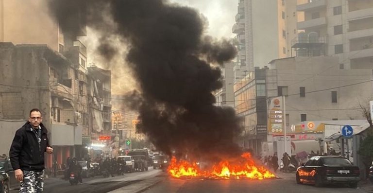 بالصور.. قطع طريق الشياح بالاطارات المشتعلة