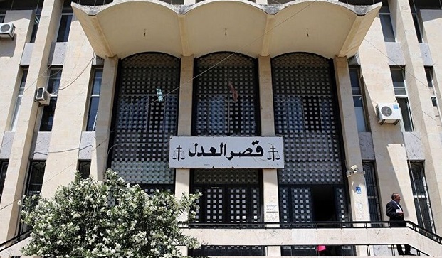 محاطاً بالعناصر الأمنية.. هكذا دخل عويدات قصر العدل!(فيديو)