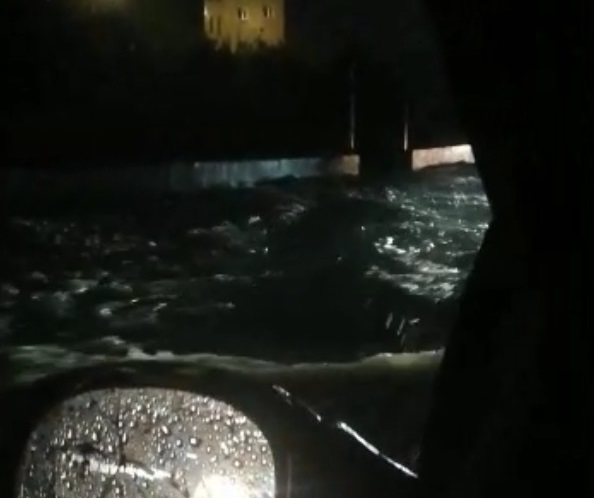 بالفيديو- أمطرت لدقائق.. فغرقت الشوارع مجدداً